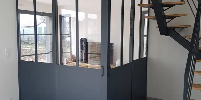 Verrière d'angle + porte coulissante en acier, sans traverse intermédiaire, verre clair 33/2 feuilleté, laquage ral 7016 FT. 53000 LAVAL