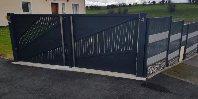 Portail en aluminium, remplissage en caissette, habillage décoratif en traverse, laquage ral 7016 Fine Texture, 14210 ESQUAY NOTRE DAME.