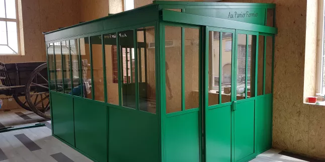 Verrière en acier, avec 2  portes coulissantes, remplissage en verre clair feuilleté 33/2, toiture en acier remplissage thermoclear, ral 6002 Mat. PANIER FERMIER 53000 LAVAL.