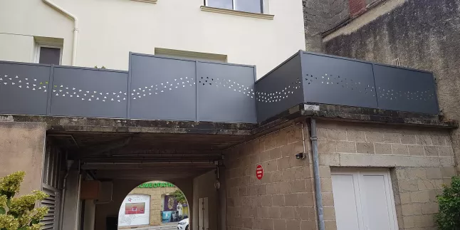 Claustra en aluminium, ossature en tube carré, remplissage en tôle avec un habillage décoratif triangle, laquage ral 7016. 53600 EVRON