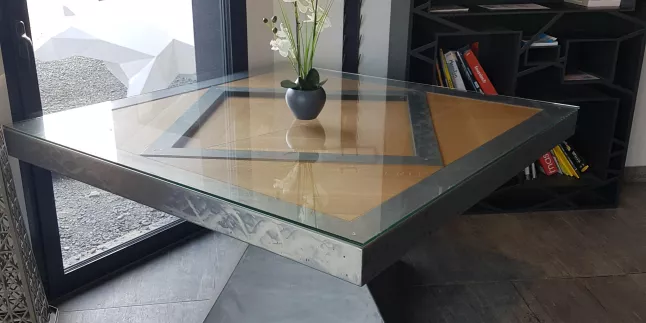 Table de salle à manger en acier, plateau en chêne vitrifiée 2 couches, vernis mat sur acier brut, verre feuilletée 2 couches 44/2 JPP. 53600 EVRON