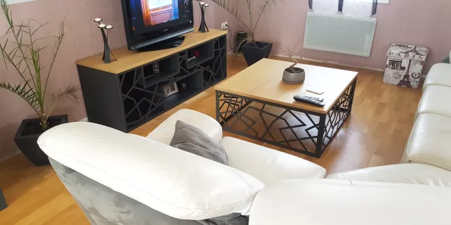 Meuble de télévision et table de salon en acier, plateau en chêne. Mézangers 53600