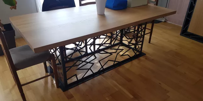 Table de salle à manger, acier, plateau en chêne. Mézangers 53600.