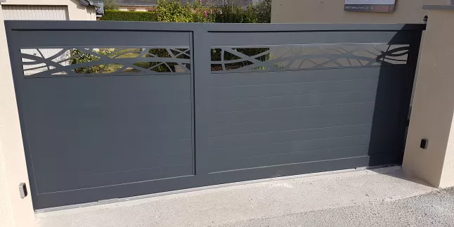 Portail coulissant en aluminium, à lames avec habillage décoratif "courbe", laquage ral 7016 FT.