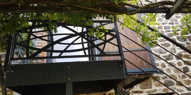 Garde corps droit en aluminium, poteaux plats, remplissage en habillage décoratif courbes +garde corps d'escalier en aluminium, poteaux plats, 4 lisses D.13, main courante D.40, ral 7016 FT.