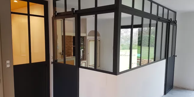 Verrière + porte coulissante, avec traverse intermédiaire, verre clair en 33/2 feuilleté, ral noir 9005 FT.