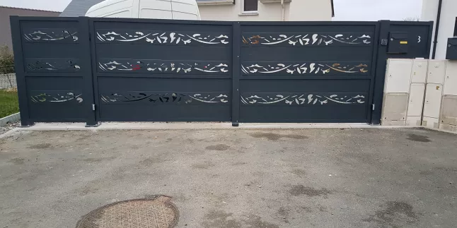 Portail coulissant en aluminium, habillage décoratif "abstrait", laquage ral 7016 FT.
