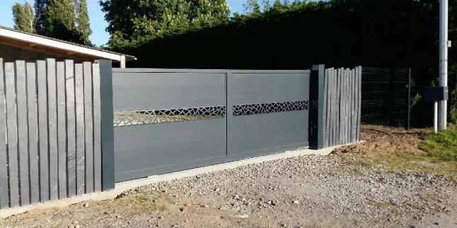 Portail coulissant, à lames en aluminium, habillage décoratif "araignée", laquage ral 7016 FT.