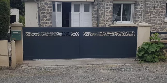 Portail coulissant en aluminium, habillage décoratif "cases décalées", laquage ral 7016 Fine Texture.
