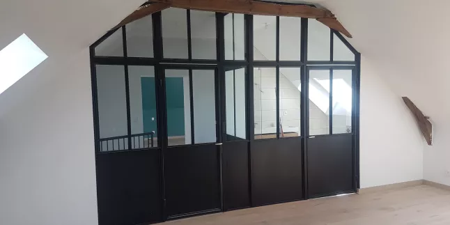 Cloison verrière en acier + porte ouvrante, avec traverse intermédiaire, soubassement en tôle, verre clair en 33/2 feuilleté, laquage ral noir 9005 FT. 53150 ST CHRISTOPHE DU LUAT.