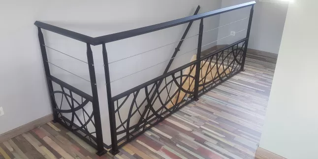 Garde corps en acier, poteaux plats, 2 lisses en câble, soubassement en habillage décoratif courbes , laquage ral 9005 FT, main courante en plat acier.