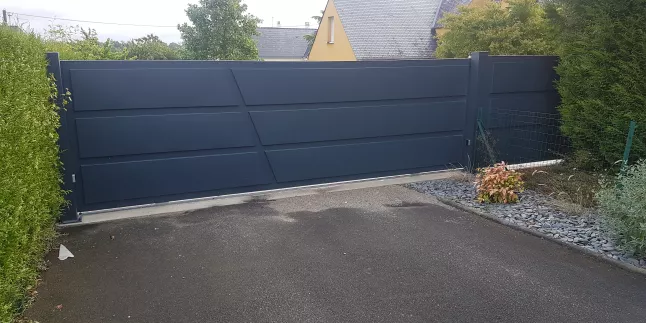 Portail coulissant à caissette biseauté en aluminium, laquage ral 7016 FT.