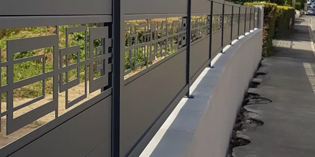 Garde corps en aluminium, ossature en tube carré, remplissage en tôle avec un habillage décoratif" rectangle", laquage ral 7016 FT. 53600 EVRON.