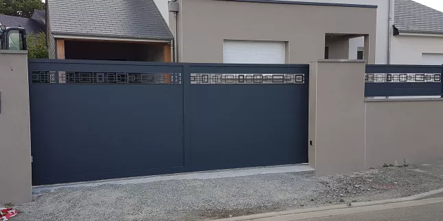 portail en aluminium, habillage décoratif rectangle, laquage ral 7016 Fine Texture, 53600 EVRON.