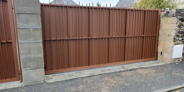Portail coulissant en aluminium, ossature en tube 60x60, renfort en tube 30x30, remplissage en tôle et fer plat 30x10, ral Mars. 53000 LAVAL.