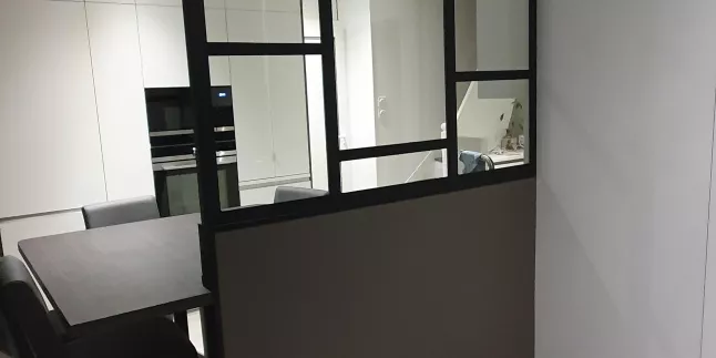 Verrière en acier, avec traverse atypique, verre clair en 33/2 feuilleté, laquage ral noir 9005 FT.