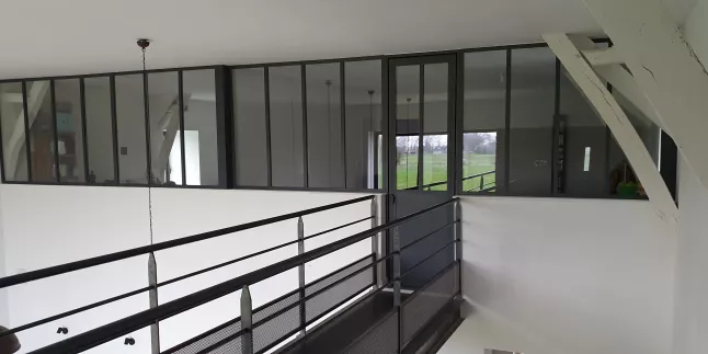 Verrière + porte en acier, sans traverse intermédiaire, verre clair en 33/2 feuilleté, laquage ral noir 9005 FT.