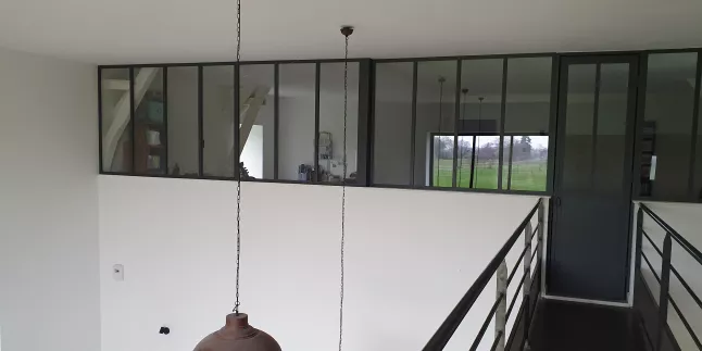 Verrière + porte en acier, sans traverse intermédiaire, verre clair en 33/2 feuilleté, laquage ral noir 9005 FT.