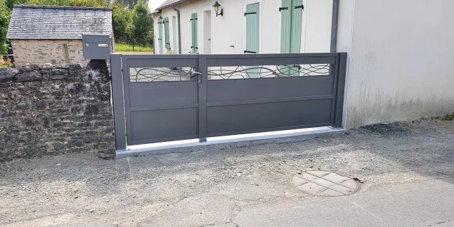 Portail coulissant à lames en aluminium, habillage décoratif "spline", laquage ral 7016 FT.