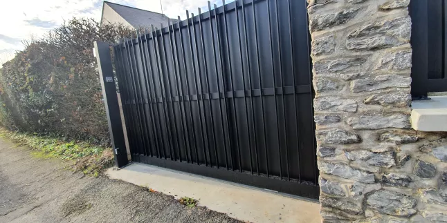 Portail coulissant en aluminium, ossature en tube 60x60, renfort en tube 30x30, remplissage en tôle et fer plat 30x10, laquage ral 7016 FT. 53000 LAVAL.