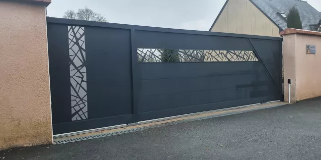 Portail coulissant à lames en aluminium, habillage décoratif "cases décalées" + partie avec tôle+ habillage décoratif en inox brossé , laquage ral 7016 FT. 53600 CHATRE LA FORET