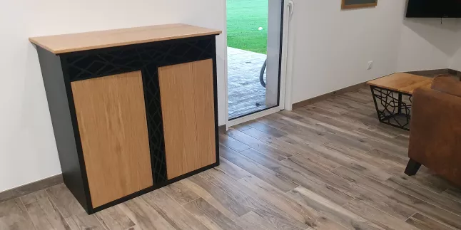 Buffet en acier et bois chêne vitrifiée 2 couches ral 9005 Fine Texture habillage décoratif cardiaque