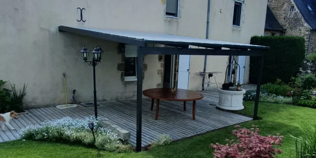 Pergola en aluminium, avec toile en PVC 600gr/m², laquage ral 7016 FT, 53600 MEZANGERS.