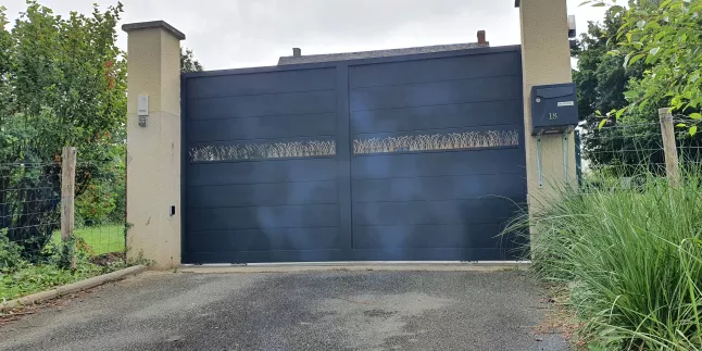 Portail coulissant à lames en aluminium, habillage décoratif "herbage" laquage ral 7016 FT.