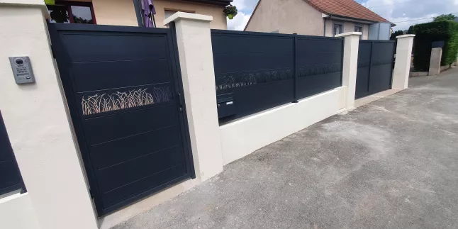 Portillon à lames en aluminium, habillage décoratif "herbage" + gardes corps sur muret, laquage ral 7016 FT. 53600 EVRON