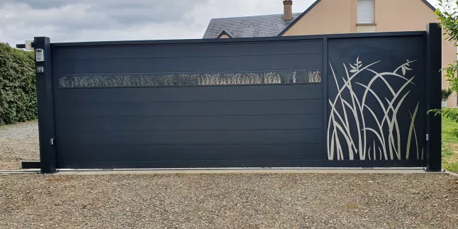 Portail coulissant à lames en aluminium, habillage décoratif "herbage" + partie avec tôle et habillage "herbage" en inox brossé, laquage ral 7016 FT.