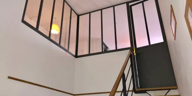 Verrière + porte ouvrante en acier, sans traverse intermédiaire, verre clair 33/2 feuilleté, soubassement en tôle sur la porte,laquage ral 7016 FT. 53160 BAIS.