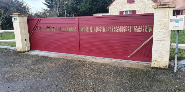 Portail coulissant à lames en aluminium, habillage décoratif "bambous feuilles, laquage ral 3004 FT. 53150 NEAU