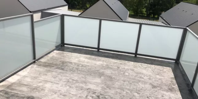 Garde corps en aluminium, ossature en tube, remplissage en vitrage opaque toute hauteur.