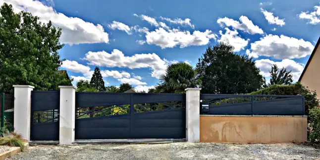 Portail en aluminium, remplissage en caissette, habillage décoratif "bambou"en traverse, laquage ral 7016 Fine Texture.