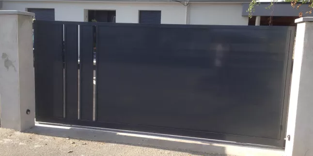 Portail à lames en aluminium, découpe laser vertical, laquage ral 7016.