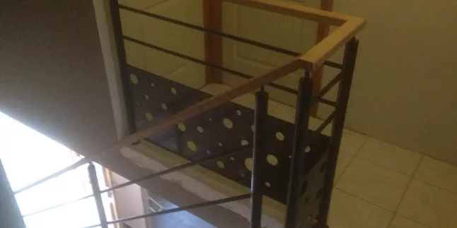 Garde corps en acier, poteaux en tube rond, 2 lisses, soubassement en habillage décoratif bulle de savon, main courante 50x30 mm en bois, ral 9005.