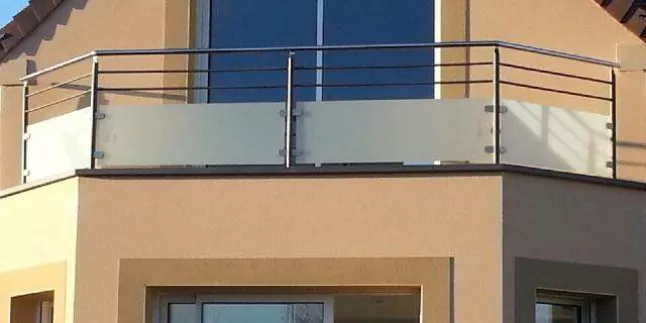 Garde corps de balcon, poteaux en tube carré, 2 lisses, soubassement en verre dépoli, main courante en inox.