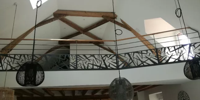 Garde corps en acier, poteaux plats, 2 lisses D.16, soubassement en habillage décoratif cases décalées , laquage ral 9005 FT, main courante 50x30 mm en bois.