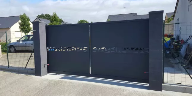 Portail coulissant en aluminium, composition en lames avec habillage décoratif "conique", laquage ral 7016 ft.