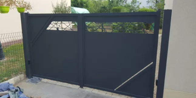 Portail coulissant en aluminium, composition en lames avec habillage décoratif "bambou", laquage ral 7016 ft.