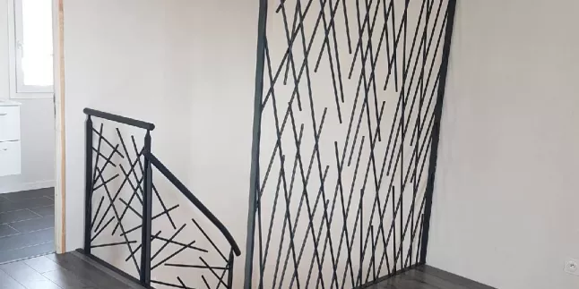 Garde corps en acier, cadre en fer plat, remplissage en lisses entremêlées, toute hauteur, ral 7016 FT. 53950 LOUVERNE.