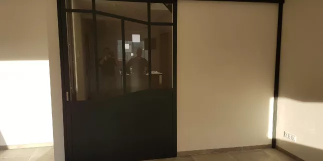 Verrière/porte coulissante aluminium, avec traverse biseauté, verre clair en 33/2 feuilleté, laquage ral 7016 FT. 53950 LOUVERNE.