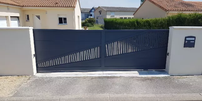 Portail en aluminium, remplissage en caissette, habillage décoratif en traverse, laquage ral 7016 Fine Texture.