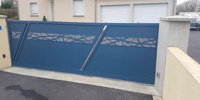 Portail en tôle en aluminium, avec habillage décoratif "courbe", laquage ral 7016 FT.