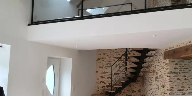 Garde corps en acier, poteaux plats, remplissage en vitrage clair 44/2 JPP, ral 9005 FT, main courante 50x30 mm en acier