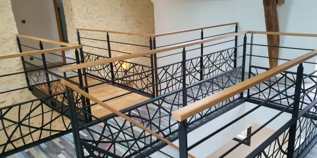 Garde corps en acier, poteaux plats, 2 lisses D.13, soubassement habillage décoratif courbe, main courante 50x30 mm en bois, ral 9005 FT.