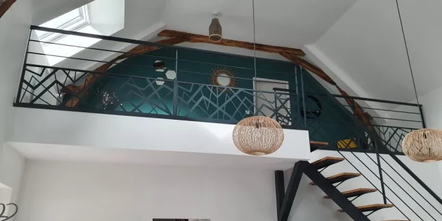 Garde corps en acier, poteaux plats, 2 lisses D.13, soubassement habillage décoratif cardiqaue, main courante 50x30 mm en acier, ral 9005 FT.