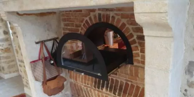 Cave a vin en acier dans ancien four à pain, laquage ral noir 9005. 53270 ST JEAN SUR ERVE.