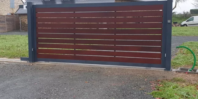 Portail coulissant, ossature en aluminium + remplissage bois exotique, laquage ral 7016 Fine Texture.