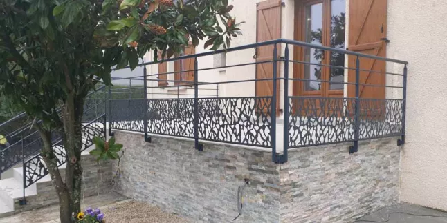 Garde corps en aluminium, poteaux plats, 2 lisses D.13, soubassement en habillage décoratif , main courante D.40 en acier.
